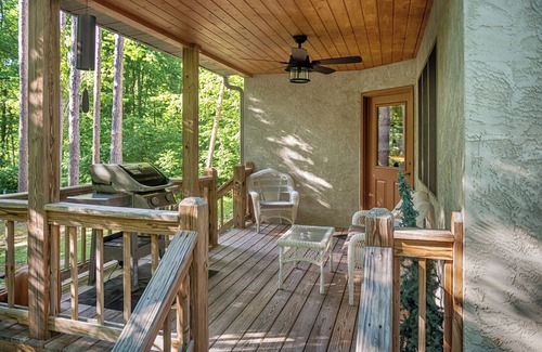 New Plymouth Cabina | Cherry Ridge Retreat Waters Edge - Hocking Hills Luxury Cabin with hot tub and fire place