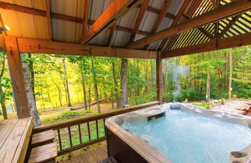 New Plymouth Cabina | Cherry Ridge Retreat Waters Edge - Hocking Hills Luxury Cabin with hot tub and fire place