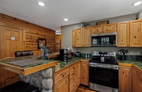 New Plymouth Cabina | Cherry Ridge Retreat Luxury Cabin Whispering Pines, w/ hot tub and private pond!