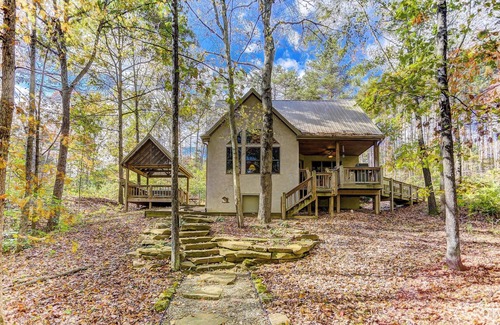 New Plymouth Cabina | Cherry Ridge Retreat Luxury Cabin Whispering Pines, w/ hot tub and private pond!