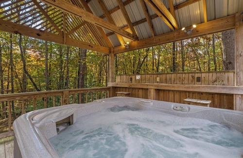 New Plymouth Cabina | Cherry Ridge Retreat Luxury Cabin Whispering Pines, w/ hot tub and private pond!