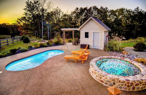 New Plymouth Cabina | Cherry Ridge Retreat -The Observatory Romantic Pool Cabin with hot tub and cold plunge!