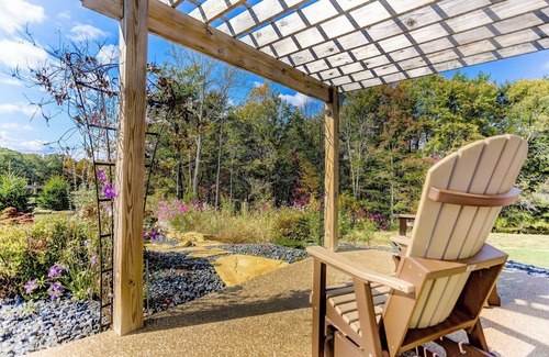 New Plymouth Cabina | Cherry Ridge Retreat -The Observatory Romantic Pool Cabin with hot tub and cold plunge!