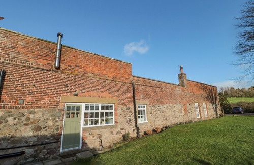 Ford Cabaña | CHERRY STUDIO, pet friendly, with a garden in Cornhill-On-Tweed