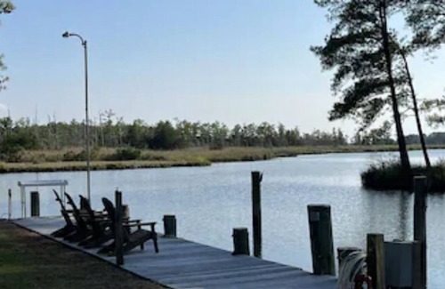 Cambridge Casa | Chesapeake Bay Waterfront Retreat. Access to Private Dock, Beach and Pool.