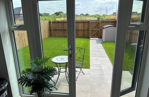 Congleton Casa | Cheshire Retreat: Modern 3BR with Garden
