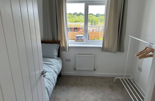 Congleton Casa | Cheshire Retreat: Modern 3BR with Garden