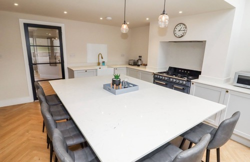 Buxton Cabaña | CHESHIRE VIEW, pet friendly, character holiday cottage in Buxton