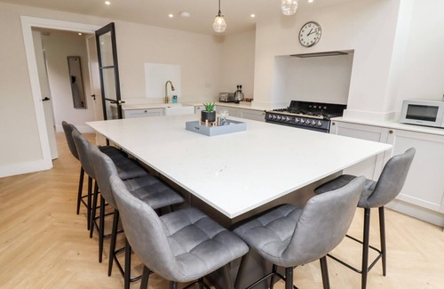 Buxton Cabaña | CHESHIRE VIEW, pet friendly, character holiday cottage in Buxton