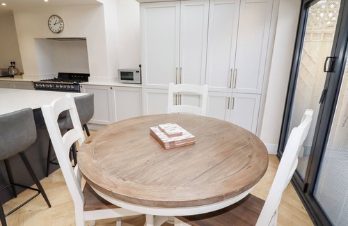 Buxton Cabaña | CHESHIRE VIEW, pet friendly, character holiday cottage in Buxton