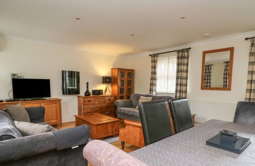 Trawscoed Casa | CHESTNUT COTTAGE, family friendly, with a garden in Llanilar