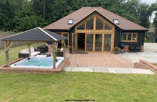 Maidstone Casa | Chestnut-Lodge is rural, secluded, private with Hot Tub