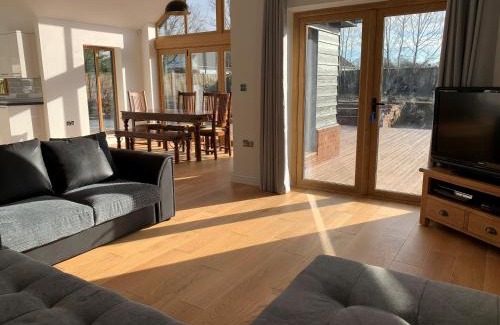 Maidstone Casa | Chestnut-Lodge is rural, secluded, private with Hot Tub