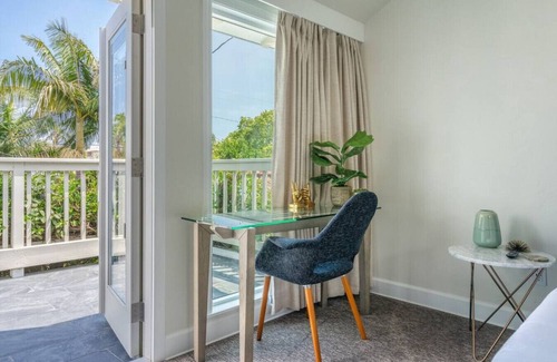 South Wrigley Condominio | Chestnut Suite with pool & hot tub