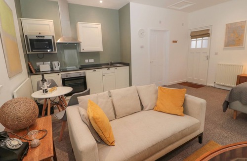 Ford Cabaña | CHEVIOT VIEW, pet friendly, with a garden in Cornhill-On-Tweed