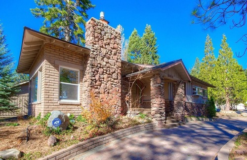 Round Hill Village Casa | Cheyenne Chalet 4 Bedroom Home by RedAwning