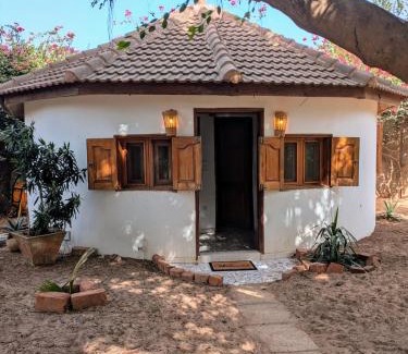 Mbour Casa | Chez Anaïs - Case indépendante dans un grand jardin avec piscine