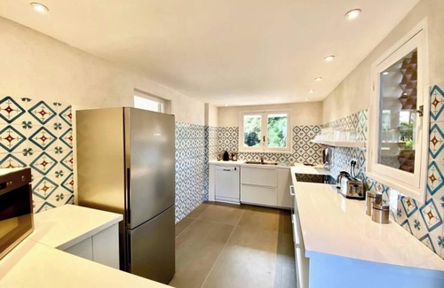 Cala Rossa Villa | Chez Mister J, spacious villa with swimming pool, in the heart of the Cala Rossa estate.
