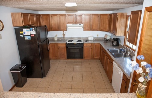 Avon Casa | Chez-toni 3 Bedroom Cottage by RedAwning