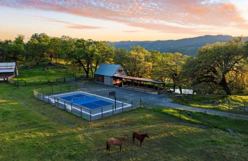 Cloverdale Casa | Chianti by AvantStay Stunning Secluded Ranch w Pickleball Court Barn