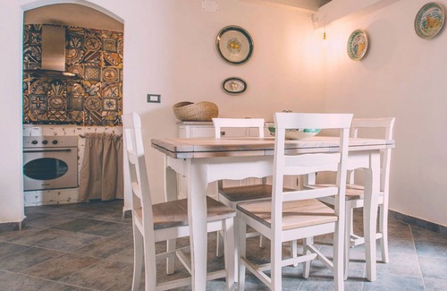 Aci Trezza Casa | Chibedda Lia - Como una joven con una hermosa cara de perla.
