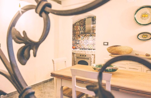 Aci Trezza Casa | Chibedda Lia - Como una joven con una hermosa cara de perla.
