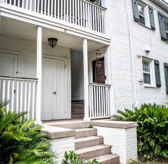 Mobile Apartamento | Chic 1 Bed Condo with Pool, Hot Tub, and Parking Near Downtown Mobile