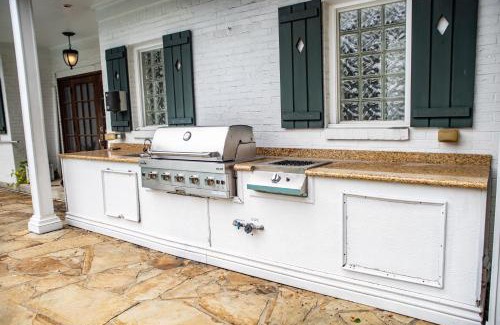 Mobile Apartamento | Chic 1 Bed Condo with Pool, Hot Tub, and Parking Near Downtown Mobile