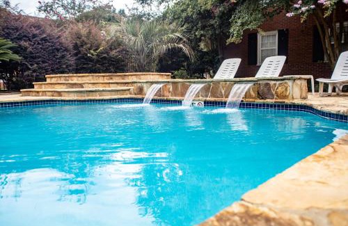 Mobile Apartamento | Chic 1 Bed Condo with Pool, Hot Tub, and Parking Near Downtown Mobile