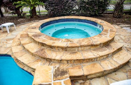 Mobile Apartamento | Chic 1 Bed Condo with Pool, Hot Tub, and Parking Near Downtown Mobile
