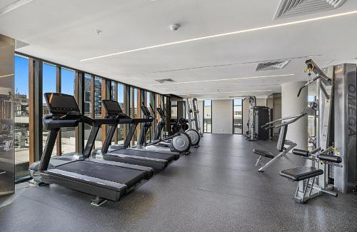 Moonee Ponds Apartamento | Chic 1-Bed with Parking, Gym, Pool & City Views