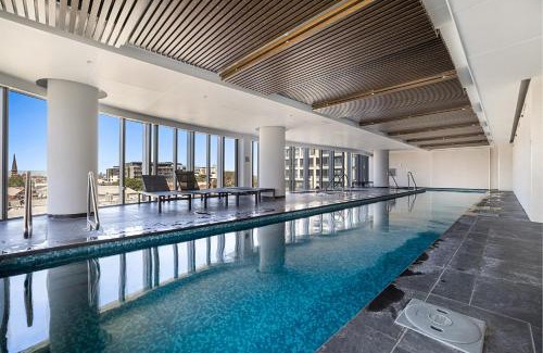 Moonee Ponds Apartamento | Chic 1-Bed with Parking, Gym, Pool & City Views