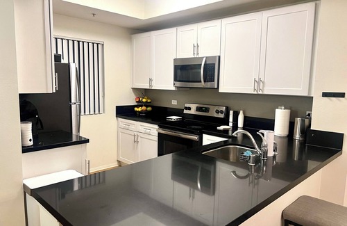Airport Area Apartamento | Chic 1-bedroom 1-bath in central Irvine Location! Monthly Furnished Rental