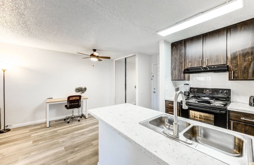 Woodlake - Briar Meadow Apartamento | Chic 1-bedroom apartment with WiFi, fitness room in vibrant Houston