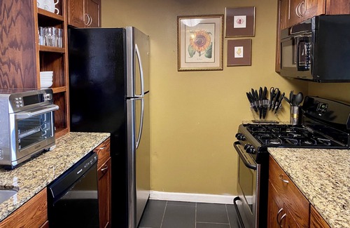 Downtown Tulsa Condominio | Chic 1-bedroom condo in brilliant Tulsa with AC, fitness room, WiFi, & security