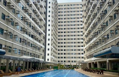 Dasmarinas Condominio | Chic 1-bedroom condo in brilliant Dasmariñas with fitness room, WiFi