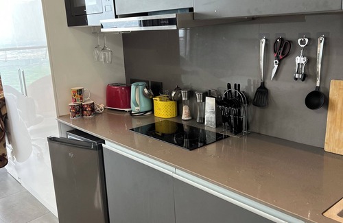 Noida Apartamento | Chic 1-bedroom with WiFi, AC in fantastic river view studio apartment