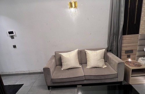 Noida Apartamento | Chic 1-bedroom with WiFi, AC in fantastic river view studio apartment