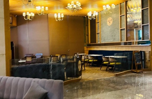 Noida Apartamento | Chic 1-bedroom with WiFi, AC in fantastic river view studio apartment