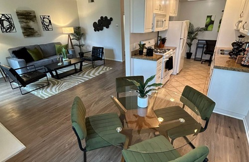 Beverly Hills Apartamento | Chic 1 BR / 2 BEDS Near BH with Parking and Fitness room