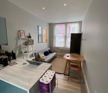 West Kensington Apartamento | Chic 1BD Flat wPatio - 2 Mins from Baron's Court!