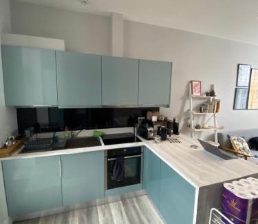 West Kensington Apartamento | Chic 1BD Flat wPatio - 2 Mins from Baron's Court!