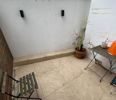 West Kensington Apartamento | Chic 1BD Flat wPatio - 2 Mins from Baron's Court!