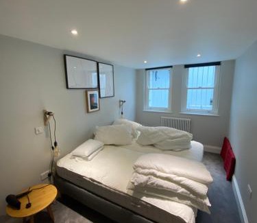 West Kensington Apartamento | Chic 1BD Flat wPatio - 2 Mins from Baron's Court!