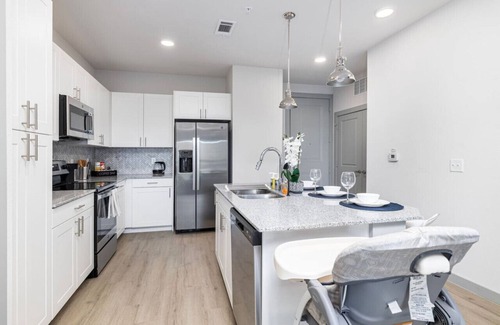 Lewisville Apartamento | Chic 1BD: Pool, Gym & Efficient Workstation Area