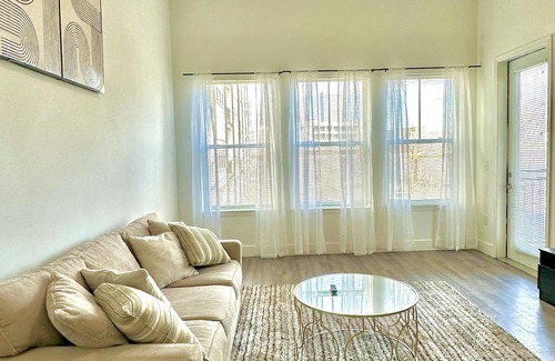 Castleberry Hill Apartamento | Chic 1BR Apartment in the Heart of Downtown Atlanta - Steps from Top Attractions