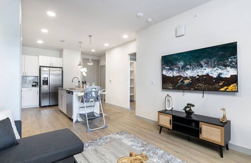 Lewisville Apartamento | Chic Lakeside 1BD: Pool, Fitness & Workstation