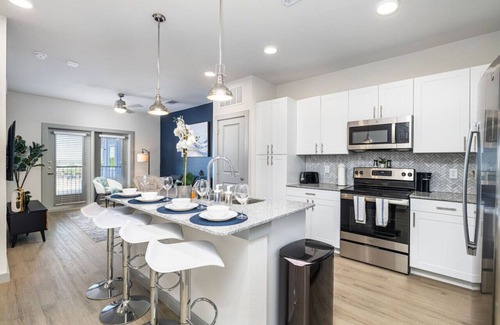Lewisville Apartamento | Chic Lakeside 1BD: Pool, Fitness & Workstation