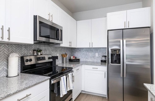 Lewisville Apartamento | Chic Lakeside 1BD: Pool, Fitness & Workstation