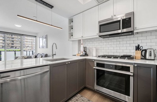 Sunnyside Apartamento | Chic 1BR Kensington unit W/Free UG Parking